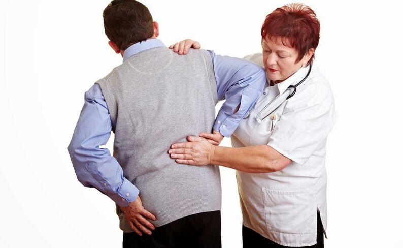 преглед на пациента от лекар за болки в гърба