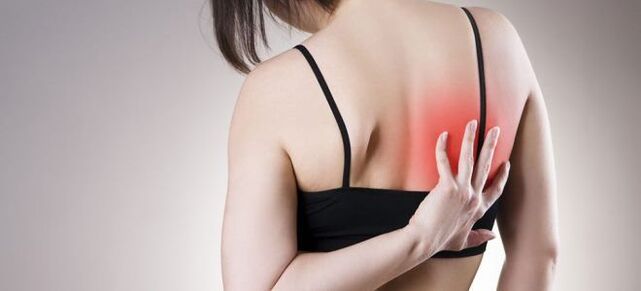 Повишената болка в гърба при движение е признак на гръдна остеохондроза